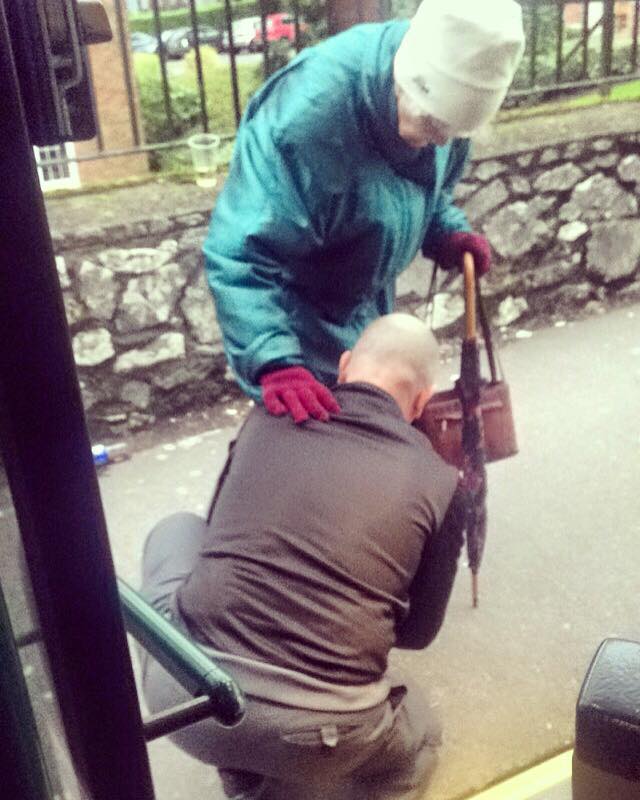 Bus driver in Ireland helps elderly woman with her shoelaces